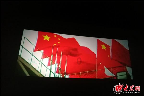 23岁小伙爱用棉签抠耳，感觉耳内有闷堵感，医生从他耳道拽出蘑菇